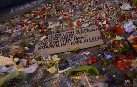 Pred letom dni so Bruselj pretresli teroristični napadi, v katerih je bilo ubitih 32 ljudi
