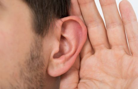 Strokovnjaki svarijo pred zavajajočim in škodljivim oglasom o čudežnih kapljicah za povrnitev sluha
