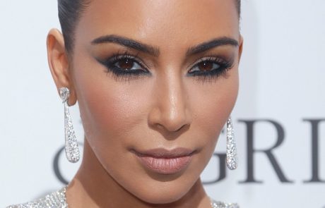 Kim Kardashian prvič na rdeči preprogi v Cannesu in nosila je tole (foto)