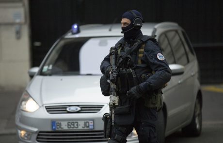 Teroristični napad v Parizu terjal smrtno žrtev, več ranjenih