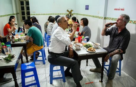 Večerja z ameriškim predsednikom: plastični stoli, poceni rezanci in hladno vietnamsko pivo