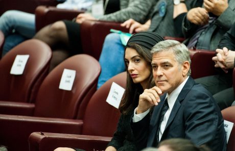 Žena Georgea Clooneya se bori proti ISIS-u: “Moje življenje je v nevarnosti”