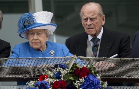 Prosi za odpuščanje: Princ Filip kraljici priznal, da jo je prevaral