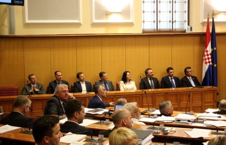 Večina hrvaških poslancev zahteva razpustitev sabora
