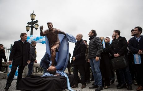 Vandali oskrunili Messijev kip v Buenos Airesu