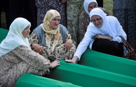 21 let po genocidu v Srebrenici solze še vedno tečejo
