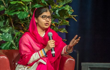 Najmlajša Nobelova nagrajenka za mir Malala po čustvenem obisku zapustila Pakistan
