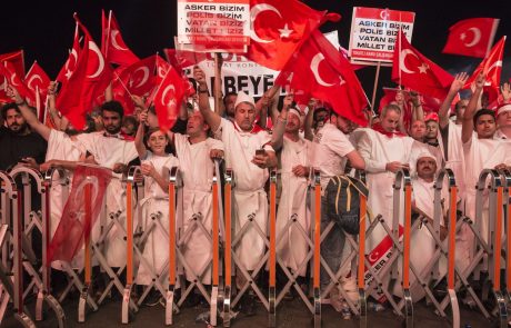 V Turčiji se čistke nadaljujejo, prijeli že več kot 40.000 ljudi