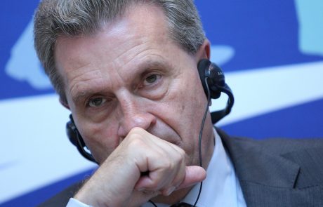 Komisar Oettinger se je končno opravičil za sporne izjave, ko je Kitajce opisal kot “poševnooke” in goljufive