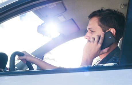 Policija nad voznike, ki med vožnjo uporabljajo telefon