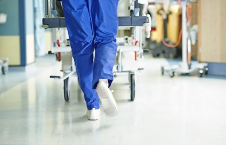 Zdravstvenim delavcem zgolj zaradi tveganega stika z okuženo osebo ne bo treba v karanteno