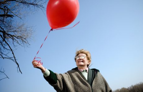 Na vseslovenskem sprehodu z rdečimi baloni za sprejemanje drugačnosti