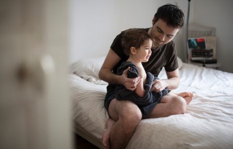 Število moških, ki skrbijo za otroke ali starše, se počasi povečuje