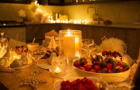 Sveto noč,  ki jo za božič pojejo v 300 jezikih in dialektih, praznuje 200 let
