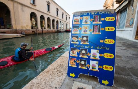 Benetke želijo manj restavracij s hitro hrano, ker kazijo podobo ulic