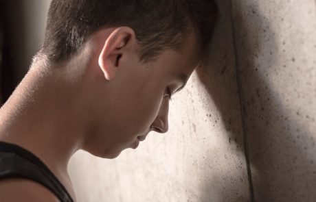 Veliko otrok zaradi izolacije v stiski, študenti se spopadajo s simptomi depresije