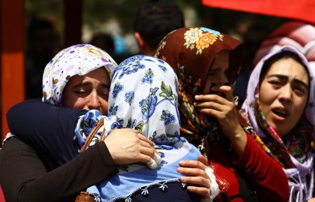 V eksploziji avtomobila bombe v Turčiji ubitih najmanj 11 policistov, najmanj 78 ljudi je ranjenih