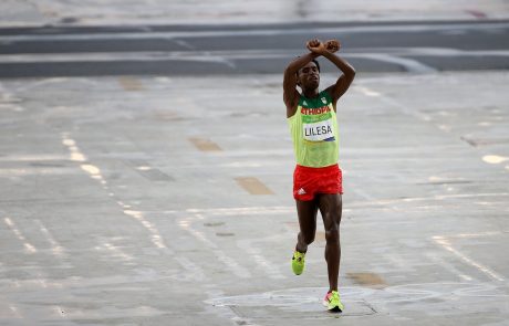 Etiopski srebrni maratonec se po javnem protestu na OI ni vrnil v domovino