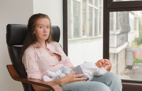Depresija v nosečnosti in po porodu pesti vsako šesto mater
