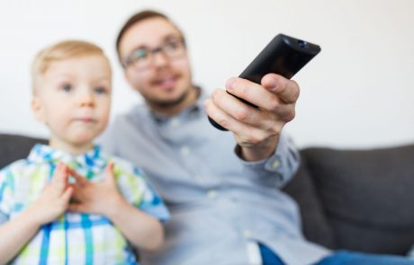 Pediatri spremenili smernice glede televizije: “Najpomembneje je, da so starši otrokovi medijski mentorji”
