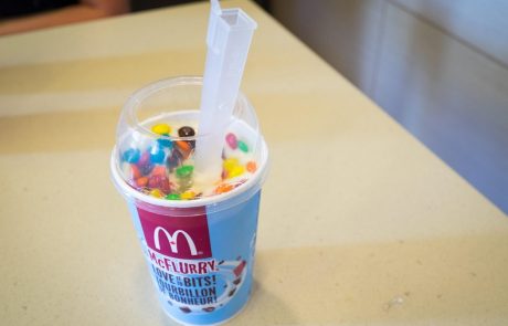 Veste, čemu služi votli konec žlice za McDonaldsov sladoled?
