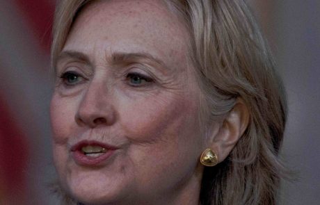 Svet skrbi za zdravje Clintonove: Po spletu viralno zaokrožil posnetek, kako se je onesvestila