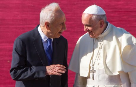 Zdravstveno stanje nobelovega nagrajenca Šimona Peresa kritično