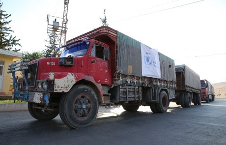 40 humanitarnih tovornjakov s hrano, namenjenih v Alep, obtičalo na sirski meji