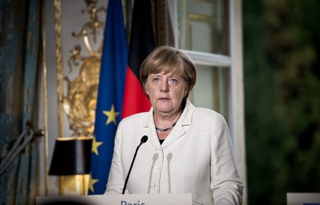 Nemška kanclerka Angela Merkel je ob prihodu na vrh EU v Bratislavi dejala, da je EU v “kritičnem položaju”
