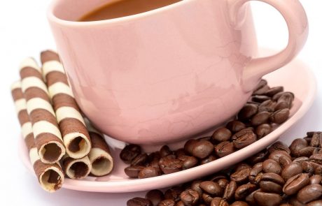 Zakaj bi morali ljudje z občutljivim želodcem skodelici kave dodati malo sode bikarbone?