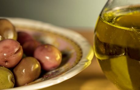 Zavajanje kupcev: Na Hrvaškem več kot polovica ekstra deviških oljčnih olj označenih z lažnimi deklaracijami
