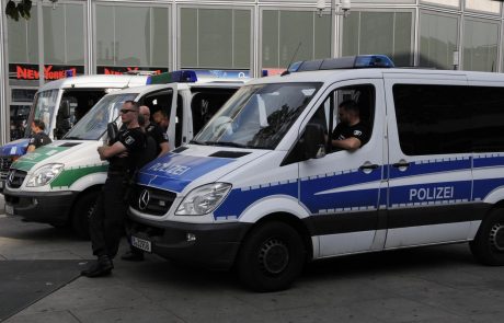Policist, ki ga je včeraj s streli hudo ranil nemški neonacist, podlegel poškodbam