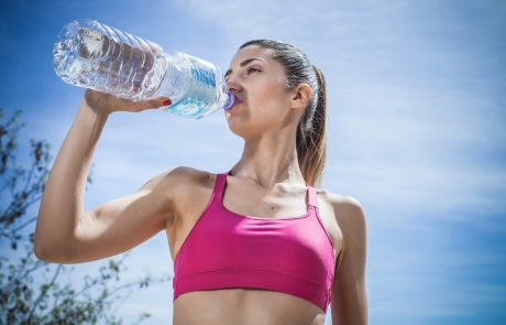 Več kot polovica Slovencev pije vodo iz plastenke, a ne vedo, da s tem izzivajo številne bolezni