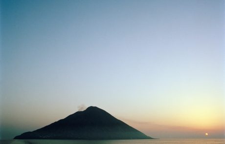 V vulkanu Stromboli na jugu Italije je dopoldne odjeknila močna eksplozija, ki je prestrašila prebivalce istoimenskega otoka