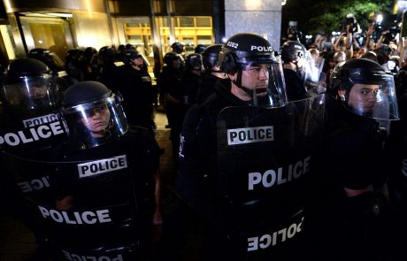 V ZDA še naprej vre: Policija proti protestnikom uporabila solzivec in gumijaste naboje (Foto)