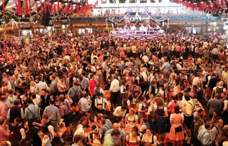 Letošnji Oktoberfest obiskalo 100.000 ljudi več kot lani, spili pa so kar 7,5 milijona vrčkov piva