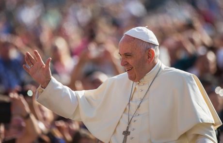 Papež duhovnikom in vernikom naroča, naj odložijo pametne telefone