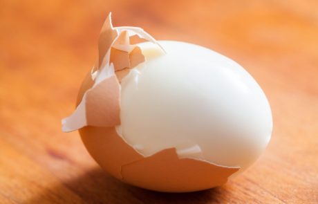 Kuharji ugotavljajo: Večina ljudi pri kuhanju jajc dela eno napako, razkrivamo, kako jo odpraviti
