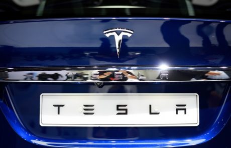 Električni avtomobili ameriškega proizvajalca Tesla bodo v bodoče samovozeči