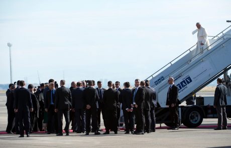 Papež Frančišek obiskal državo z najmanjšo katoliško skupnostjo, ki jo je kdaj koli obiskal kakšen papež (Foto)