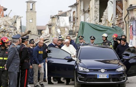Papež Frančišek je nepričakovano obiskal kraj Amatrice, ki je bil v rušilnem potresu avgusta letos najbolj prizadet