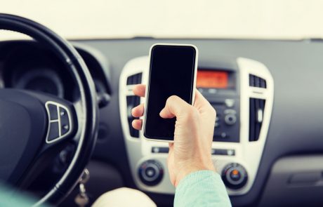 Avstralski minister samega sebe prijavil zaradi uporabe telefona v avtomobilu
