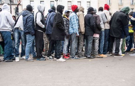 Z nelegalnimi migracijami se je lani obrnilo med pet in šest milijard evrov