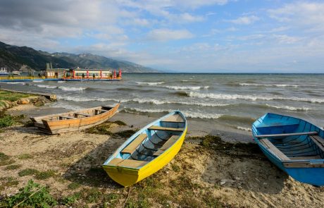 Ekologi opozarjajo, da je najstarejše evropsko jezero, Ohridsko jezero, zaradi turističnega izkoriščanja ogroženo