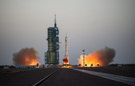 Kitajska je danes zjutraj v vesolje poslala dva astronavta