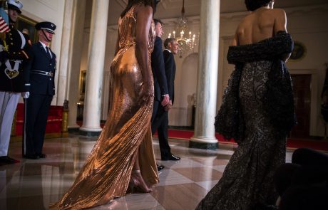 Ne moremo se nagledati Michelle Obama v tej zlati obleki!