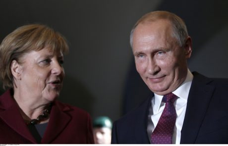 Merklova po dveh letih v Rusijo na srečanje s Putinom