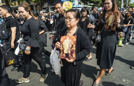 Tajska še naprej odeta v črnino: Umrlemu tajskemu kralju himno pelo več deset tisoč rojakov