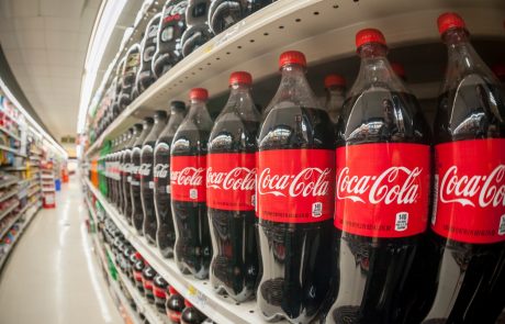 Coca Cola že šesto četrtletje zapored s padcem prihodkov, k čemur je prispevala vse večja skrb za zdravje