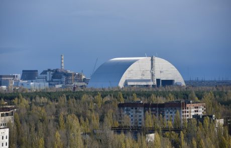 V Černobilu začeli premikati veliki sarkofag nad ruševine elektrarne